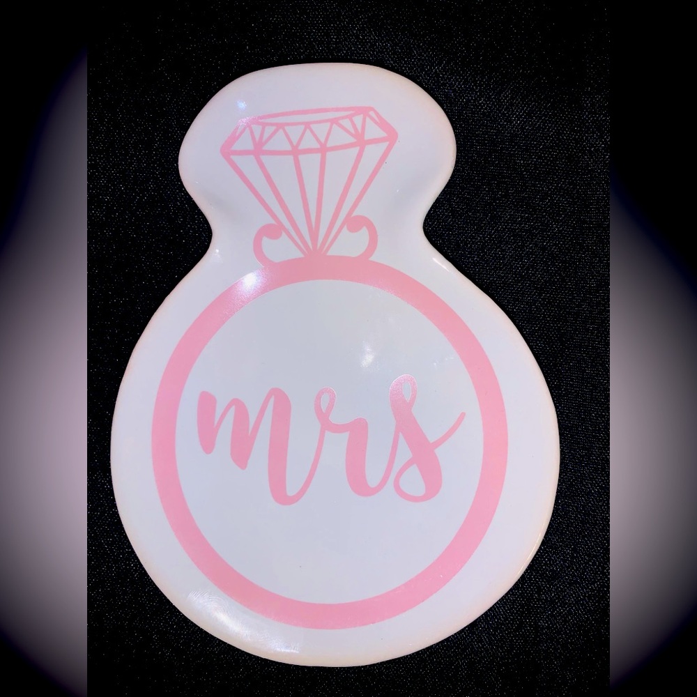 “Mrs” Diamond Ring Shaped Jewelry Trinket Tray. Light Pink and White. NWT